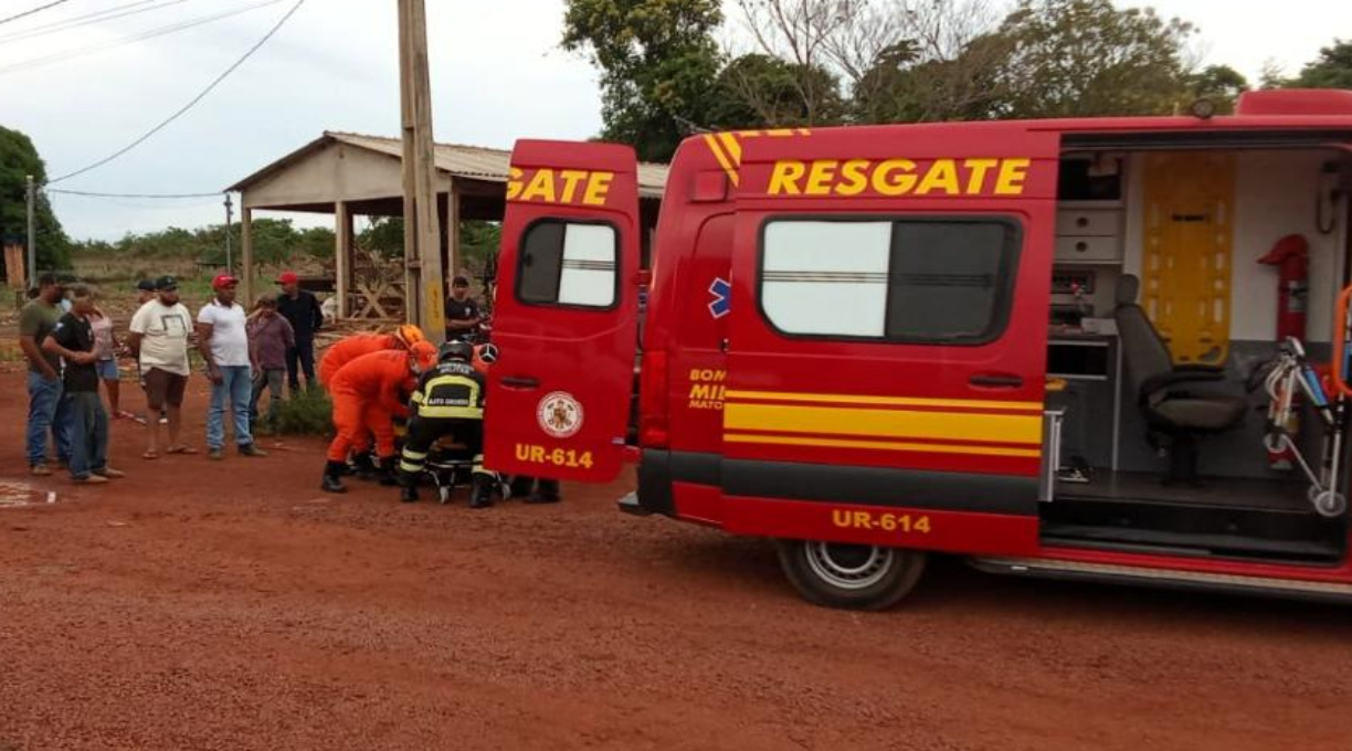 Corpo de Bombeiros socorre homem que ficou ferido após carro colidir com poste de energia 1