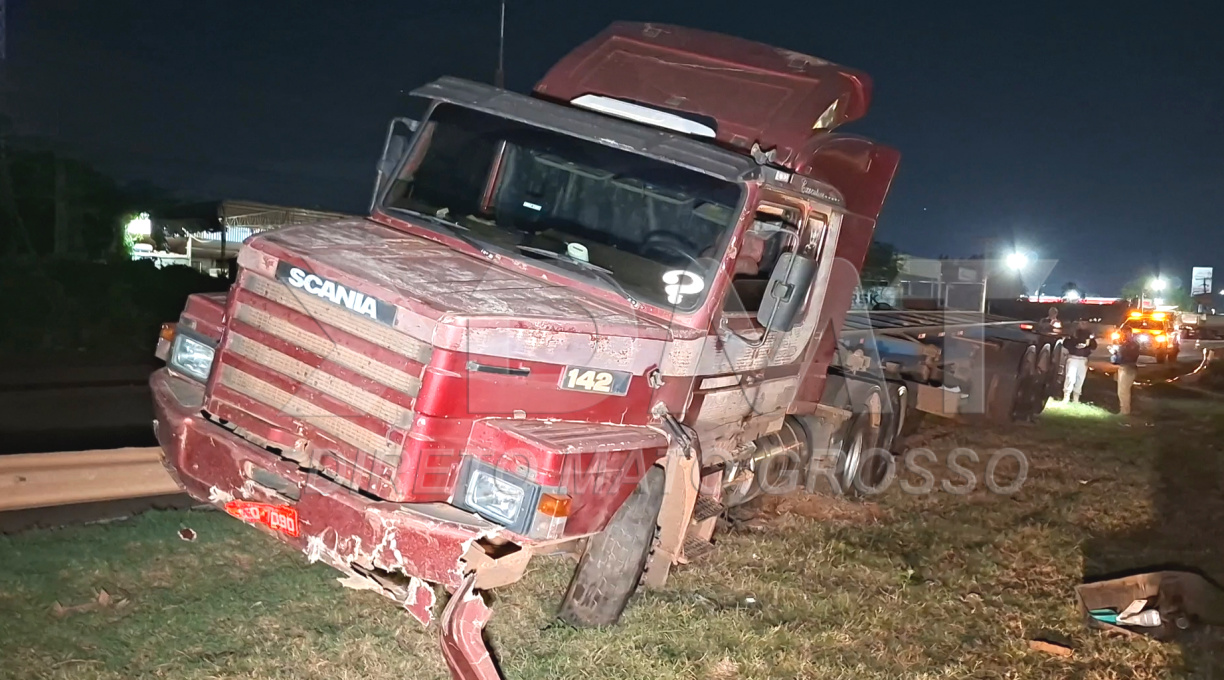 Motorista de carreta perde o controle da direção, passa sobre estrutura metálica e para em cima de canteiro na BR-364 1