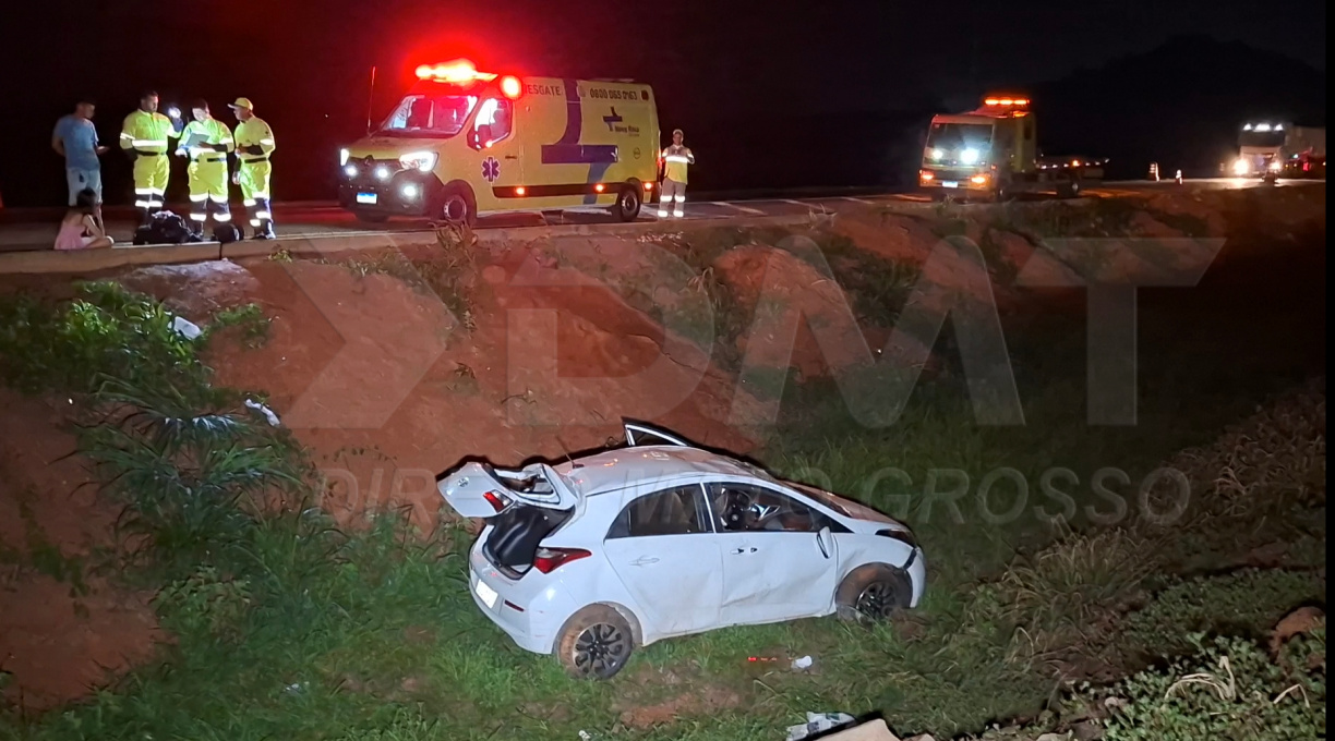 Família em automóvel cai em ribanceira após colisão traseira com carreta na BR-364 1