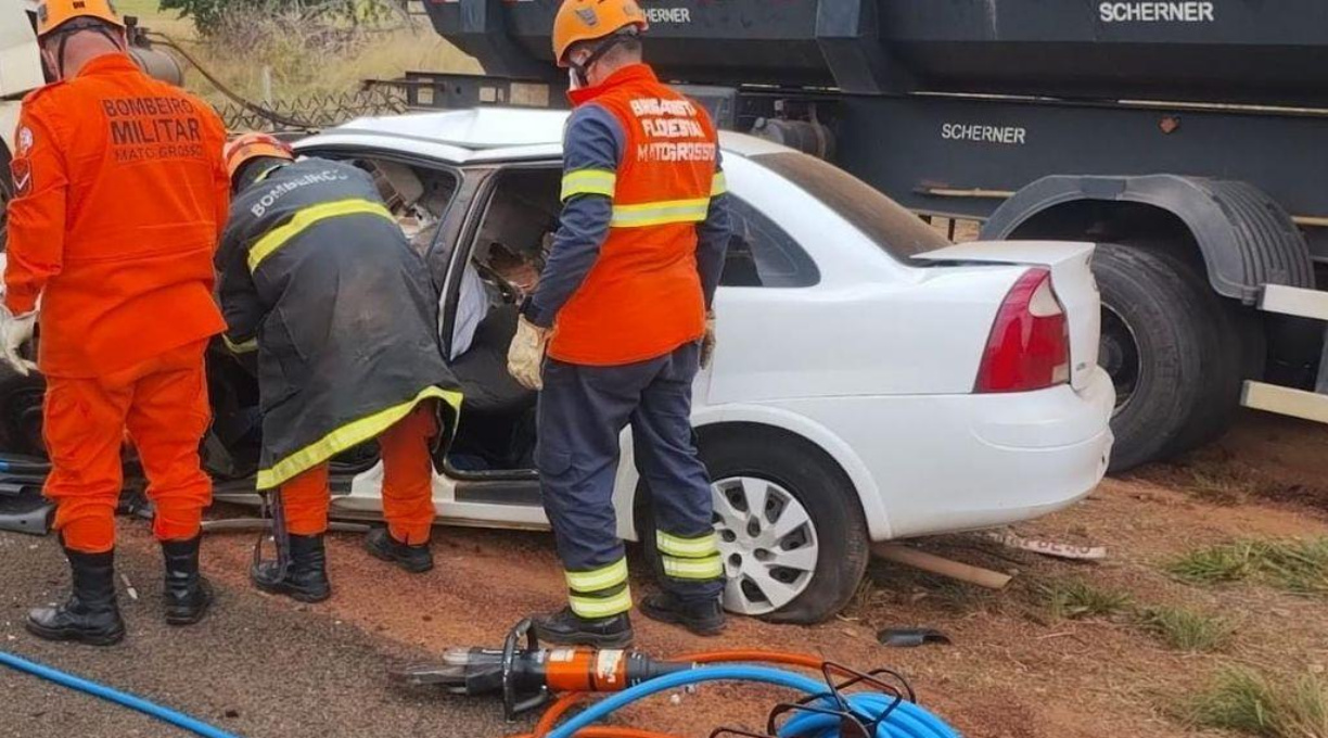Duas pessoas morreram presas as ferragens após colisão frontal entre automóvel e carreta em Alto Araguaia 1