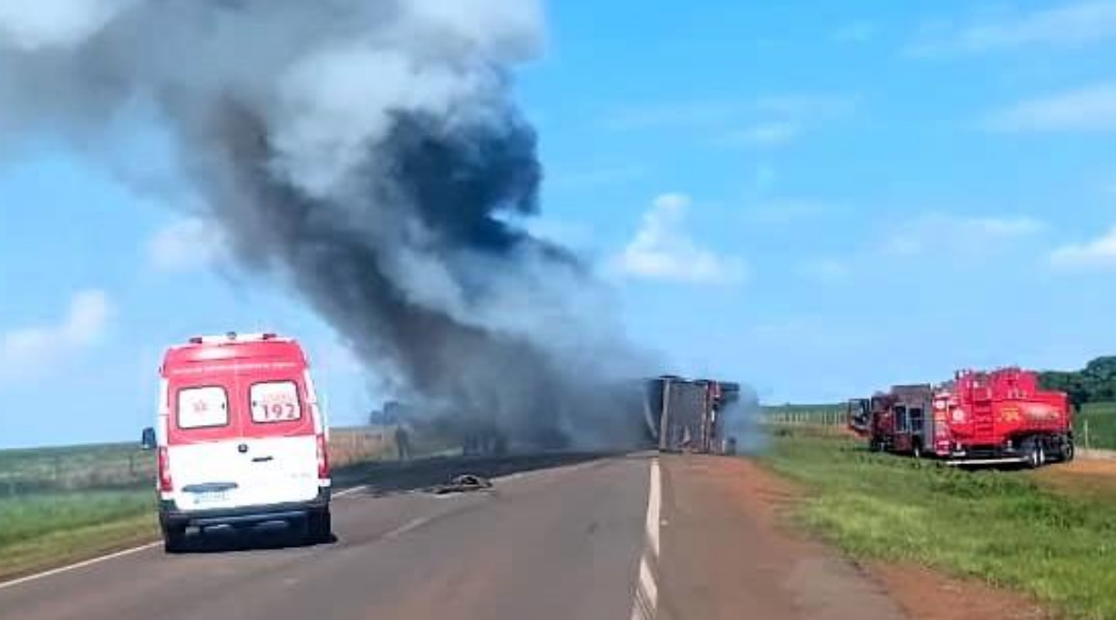 Caminhão carregado com lama asfáltica tomba e pega fogo na MT-358 em Tangará da Serra 1
