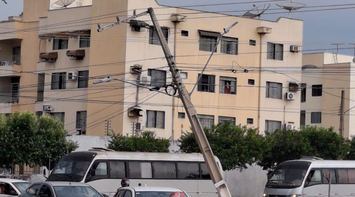 Queda de poste interrompe energia e afeta sistemas de captação e tratamento de água em Rondonópolis 1