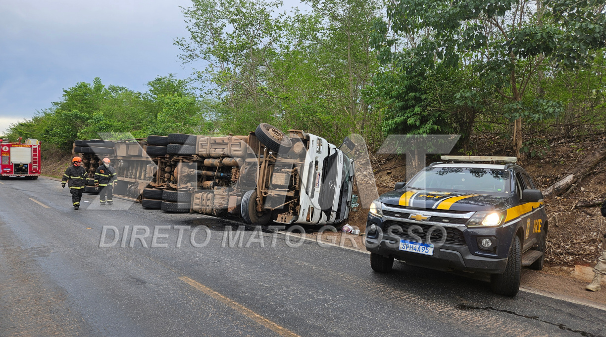 Carreta frigorífico tomba na Serra da Petrovina e caminhoneiro é socorrido ao Hospital Regional 1