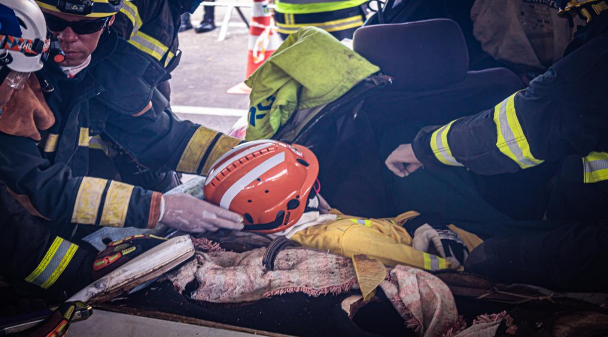Bombeiros socorrem vítima presa às ferragens de veículo após acidente na MT-480 1