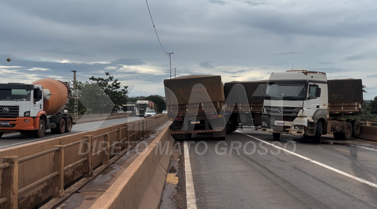 Carreta fica atravessada sobre a ponte do Rio Vermelho, na BR-364, após motorista perder o controle e bater em mureta de concreto 1