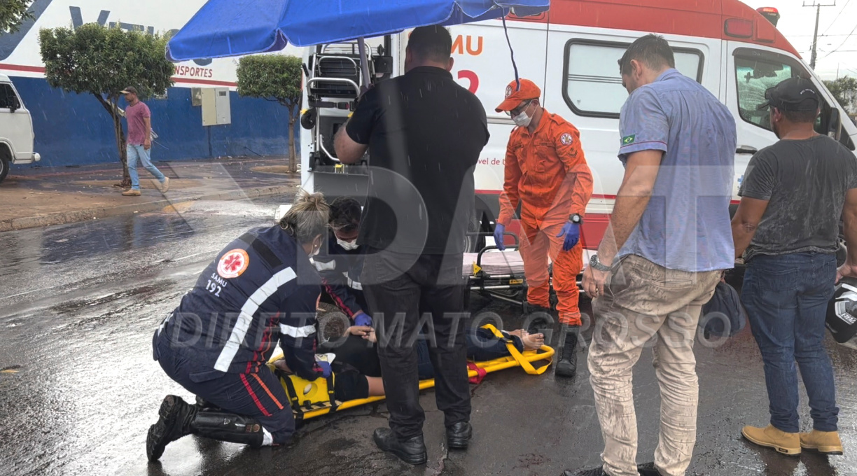 Jovem fica ferida após moto que ela conduzia derrapar em asfalto umido de óleo no Jardim Adriana 1