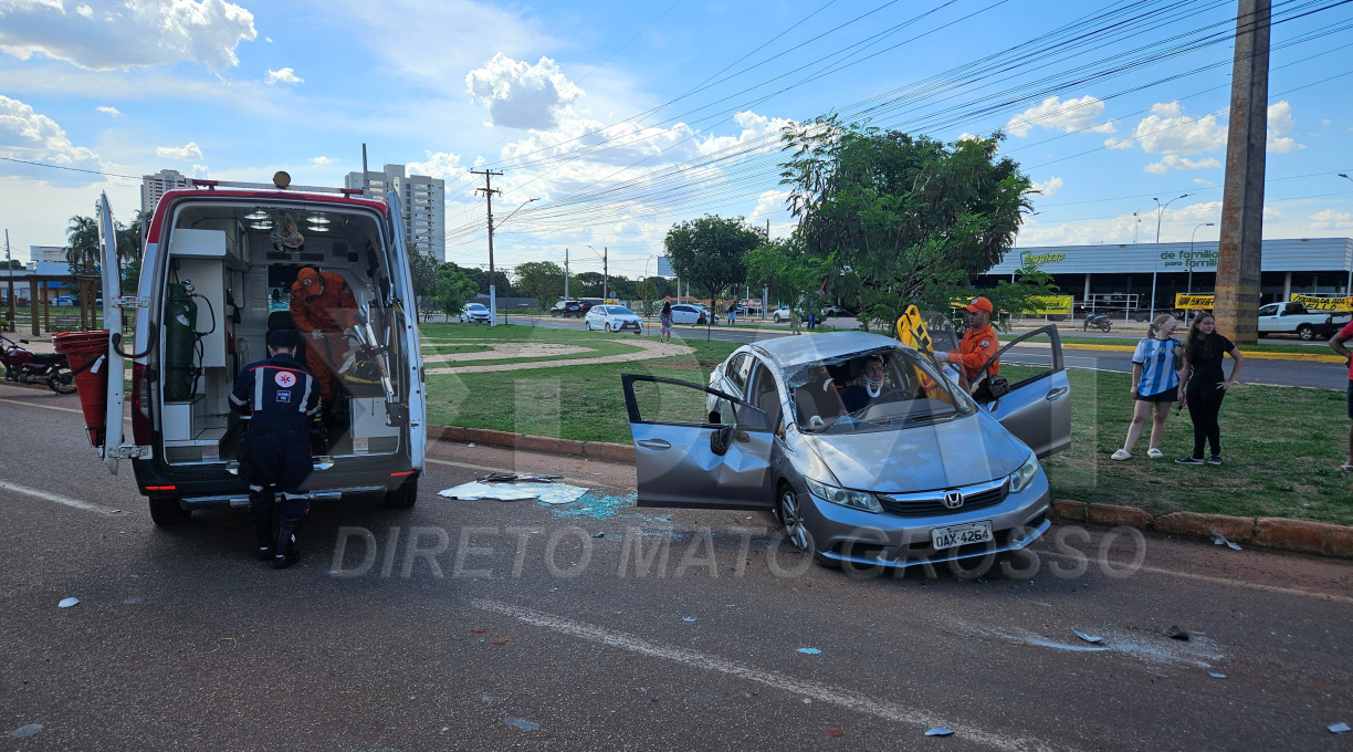 Duas pessoas ficam feridas após carro colidir em empilhadeira e capotar na Avenida dos Estudantes 1