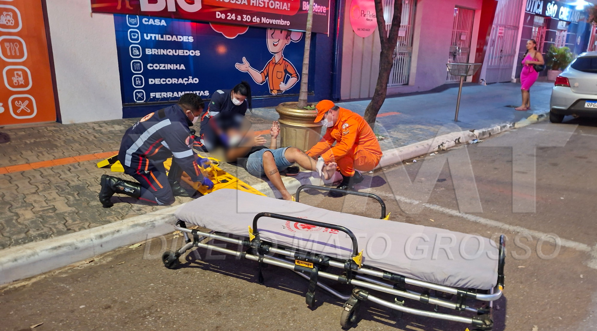 Motociclista se destrai no trânsito, bate na traseira de carro parado no semáforo e fica ferido 1