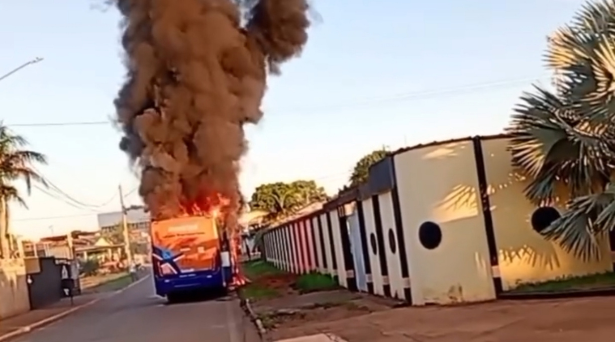 Ônibus de transporte coletivo urbano pega fogo e assusta passageiros em Várzea Grande 1