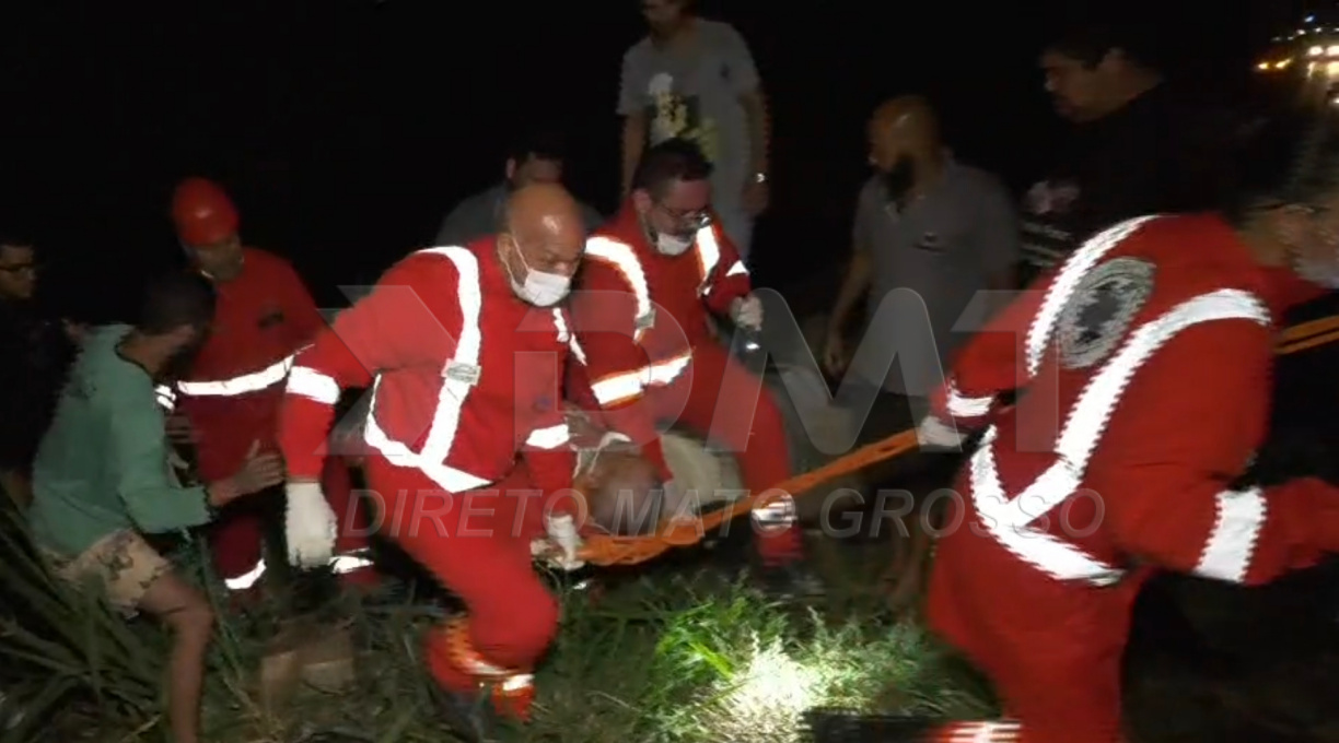 Grave acidente envolvendo dois veículos de carga na MT-130 resulta em motorista ferido, resgatado de ribanceira 1