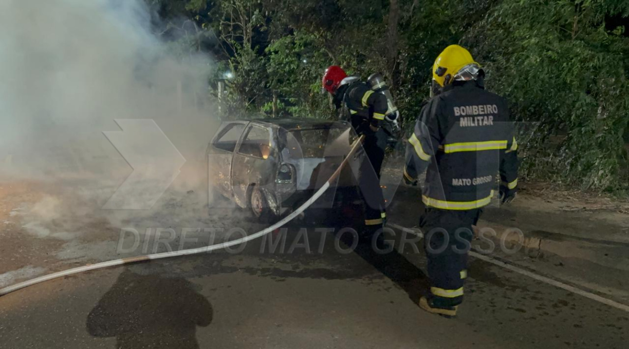 Carro pega fogo no Maria Teresa e fica completamente destruído 1