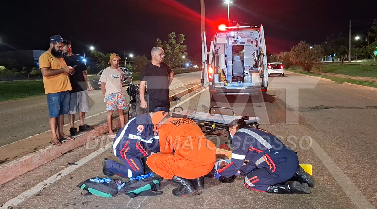 Jovem motociclista de 18 anos sofre fraturas ao colidir com novilha na Avenida dos Estudantes 1