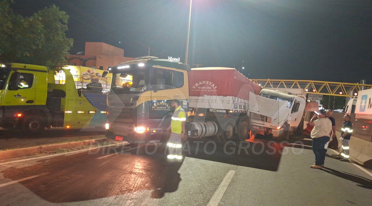 Motorista é socorrido pela Rota do Oeste após colisão entre dois veículos de carga e um de passeio na BR-364, em Rondonópolis 1