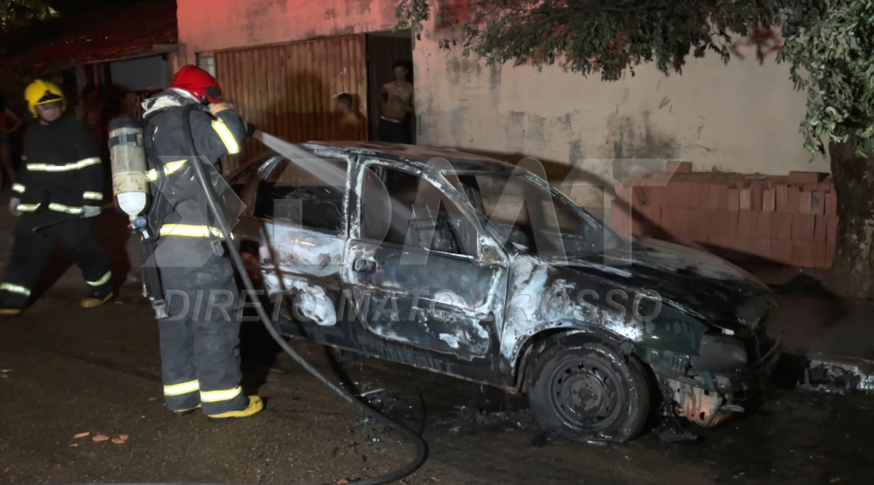 Carro fica totalmente destruído após pegar fogo no bairro Nossa Senhora do Amparo 1