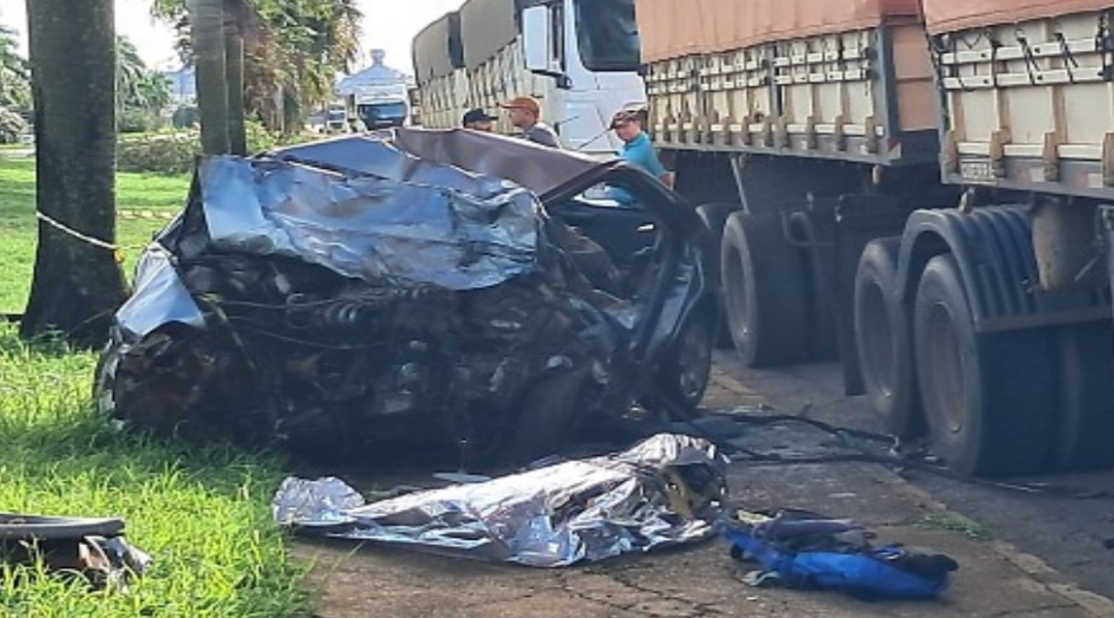 Motorista perde o controle de carro, colide na lateral de bitrem e morre preso as ferragens 1