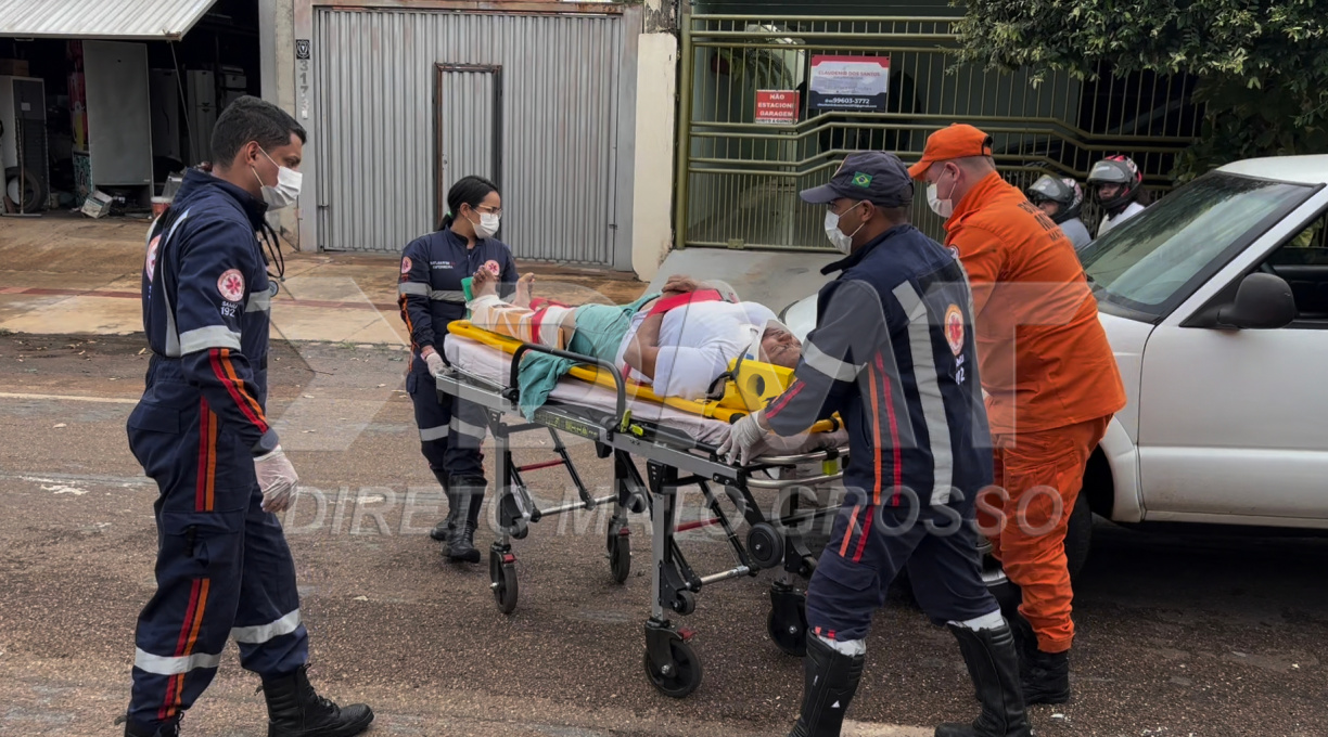 Idosa é encaminhada ao Hospital Regional após conduzir moto na contramão e colidir em caminhonete 1