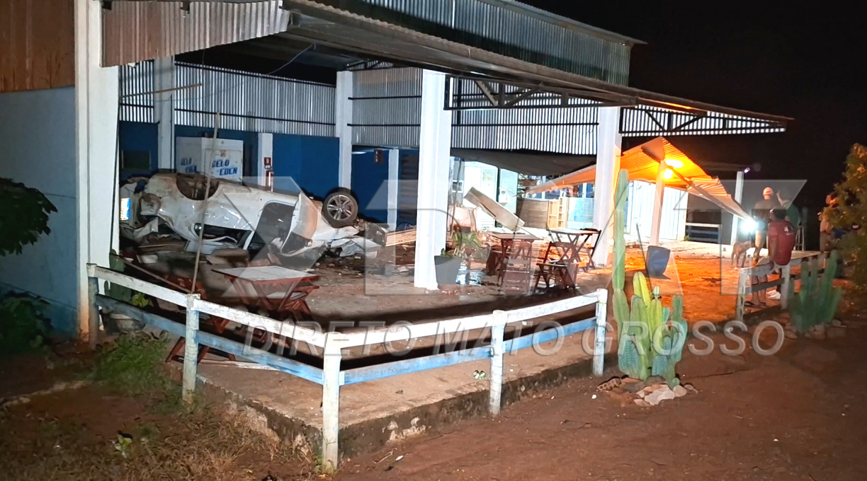Motorista perde o controle de carro na MT-270, no Vale Rico, invade um comércio e capota; veja o vídeo 1