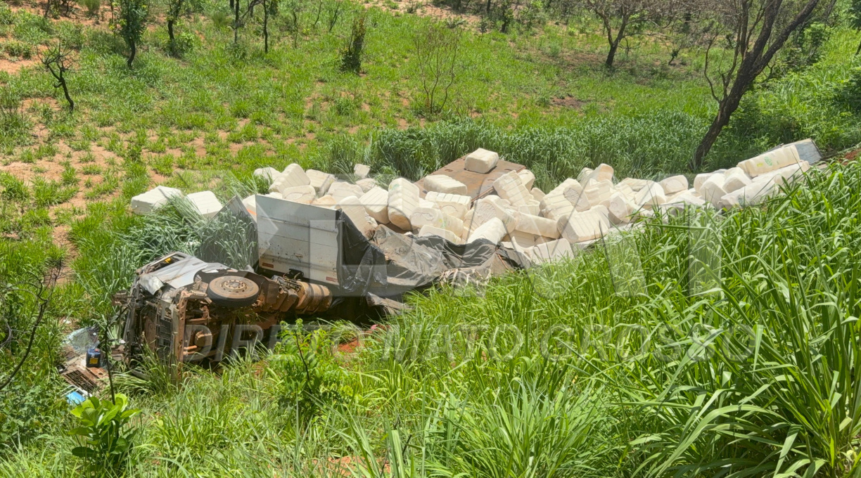 Motorista é encaminhado ao Hospital Regional após carreta da problemas no freio e cair em ribanceira na Serra da Petrovina 1