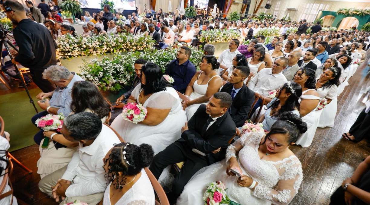 Prefeitura realiza casamento comunitário e celebra a união de 118 casais 1
