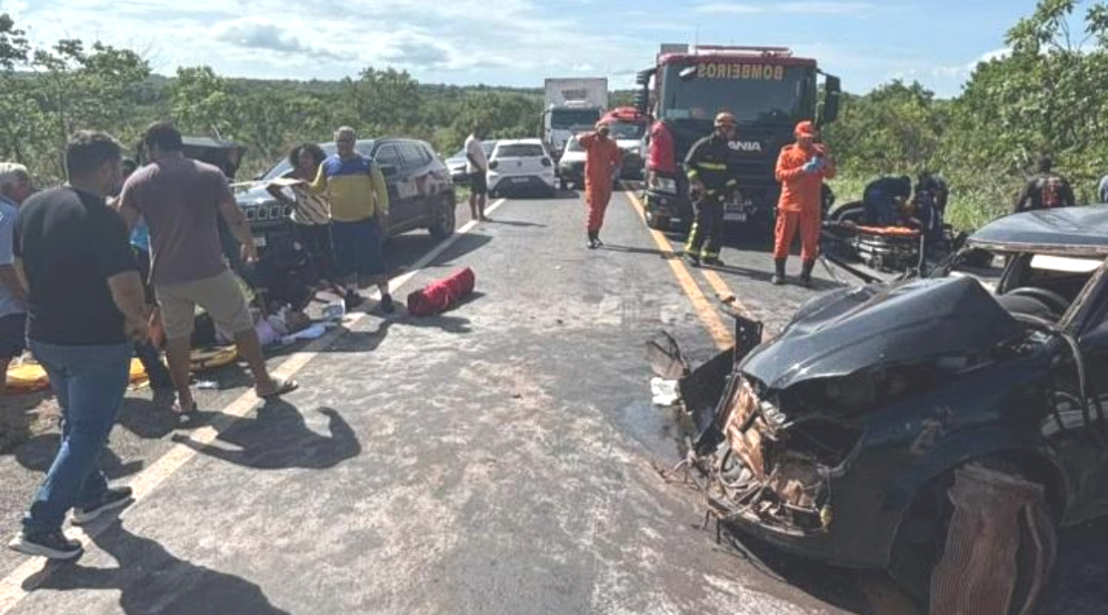 Colisão entre dois veículos na MT-010, deixa vitimas em estado grave presas em ferragens 1