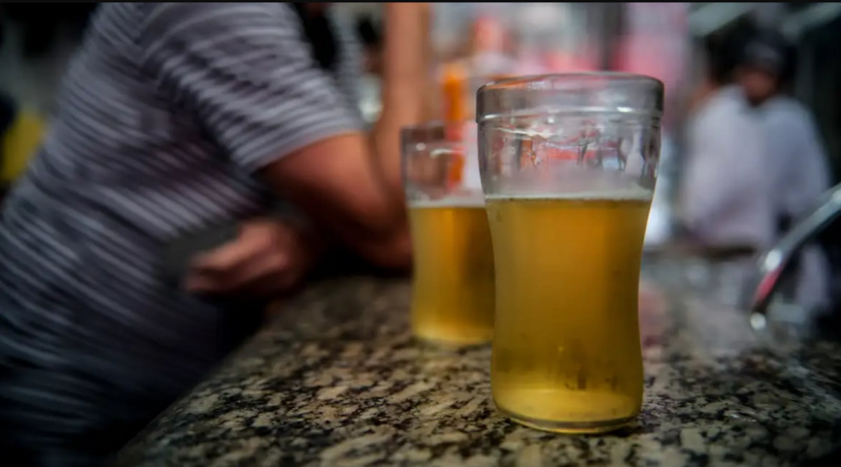 Beber álcool em excesso eleva risco de AVC precoce e com desfechos graves 1
