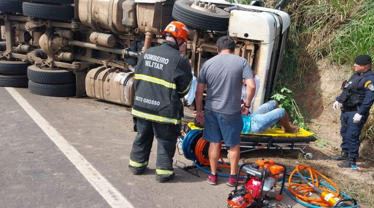 Carreta frigorífico tomba na BR-364 e deixa duas pessoas feridas 1