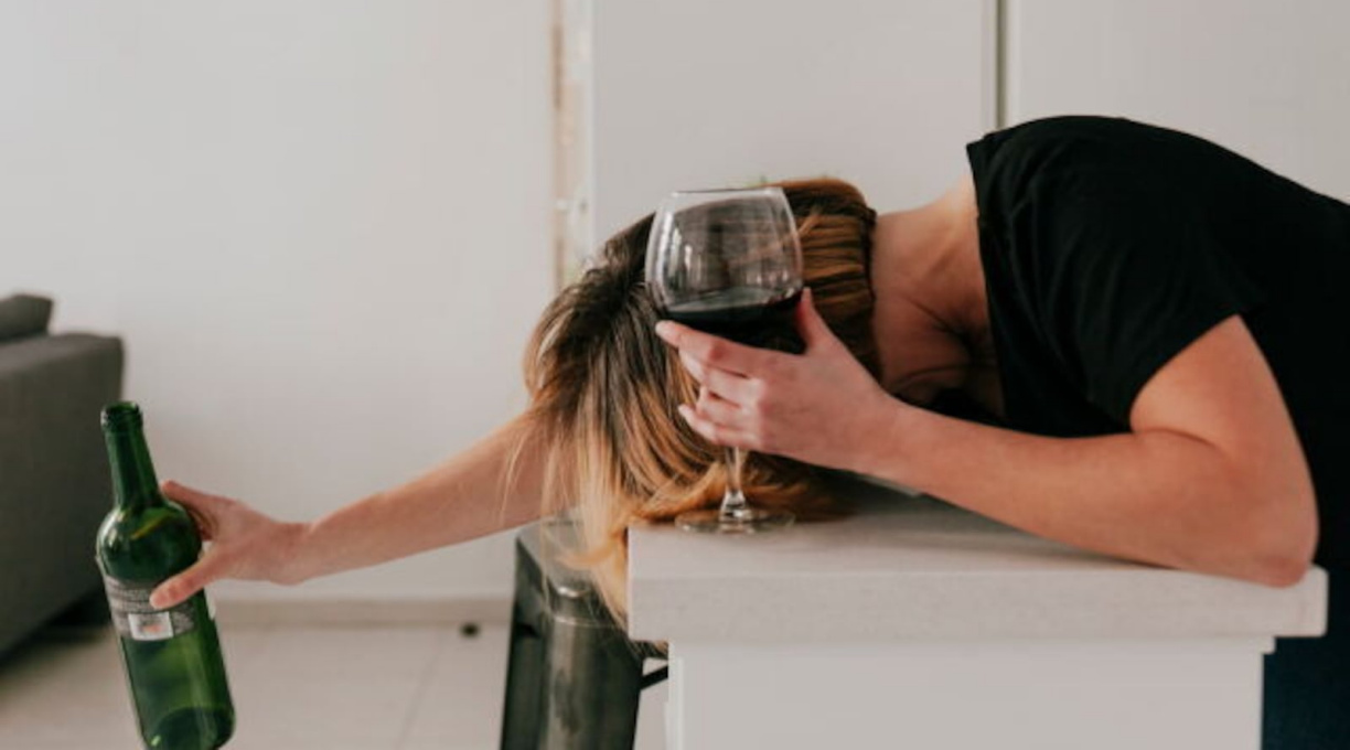 Quando o copo transborda: o avanço silencioso do alcoolismo entre mulheres 1