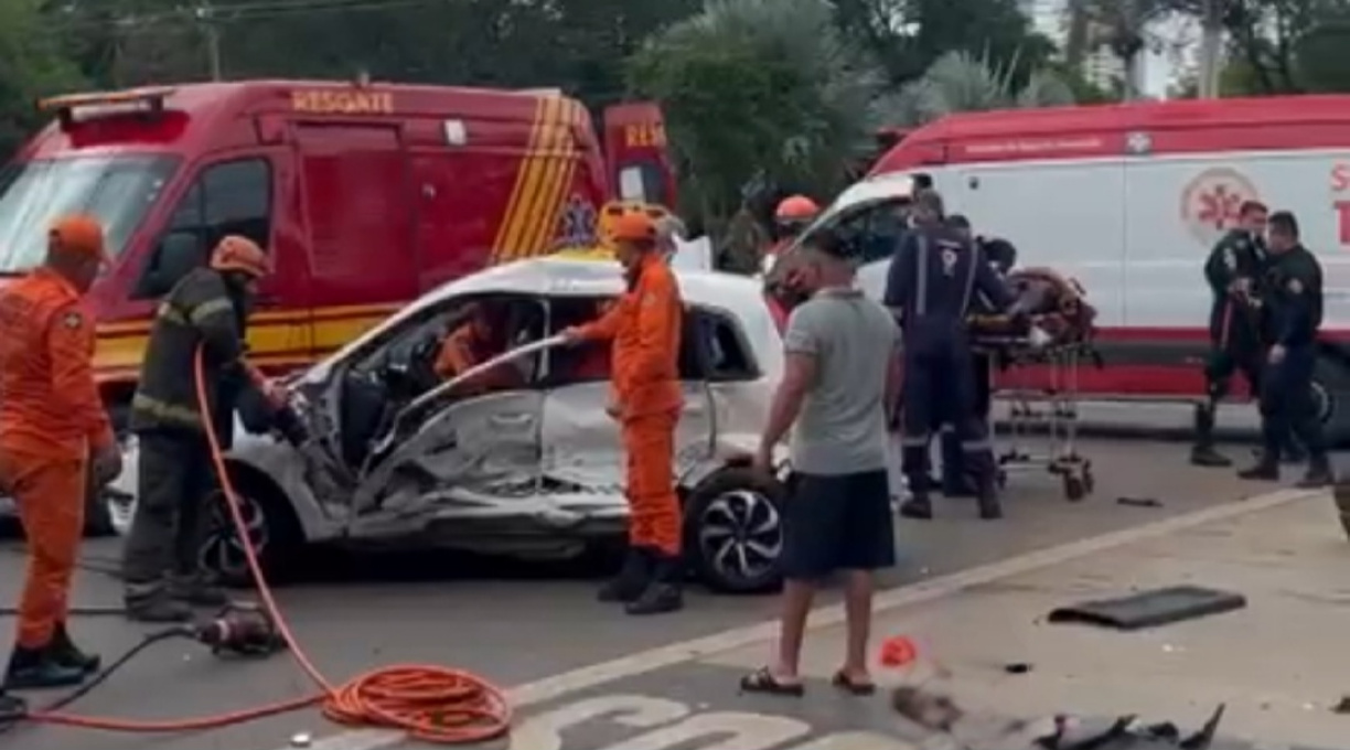 Violenta colisão entre automóvel e caminhonete em cruzamento na capital, Cuiabá, resulta em três pessoas gravemente feridas 1