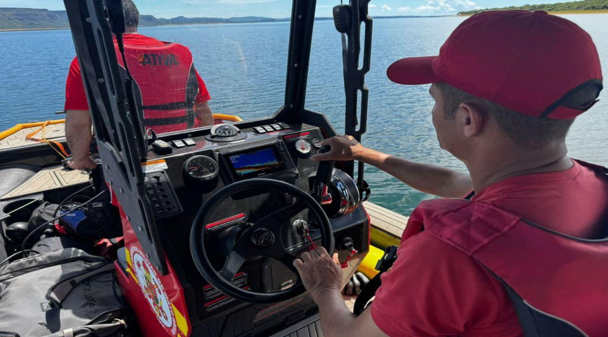 Corpo de Bombeiros realiza buscas por desaparecidos após naufrágio de embarcação 1