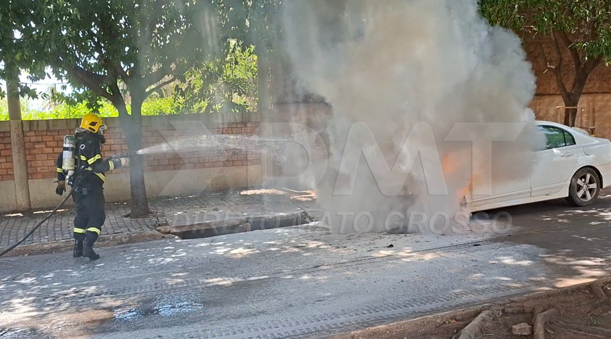 Carro pega fogo no bairro Cidade Salmen, e as labaredas são contidas pelo Corpo de Bombeiros 1