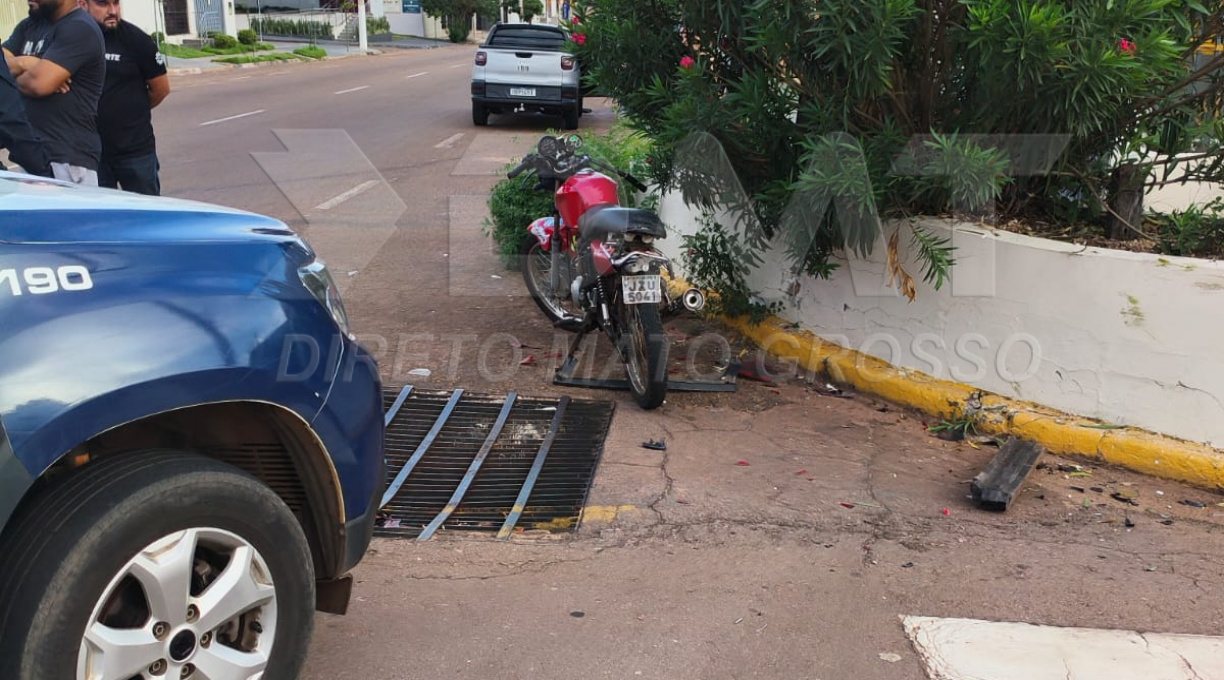 Adolescentes ficam em estado grave após colisão de alto impacto entre moto e Fiat Strada no bairro Santa Cruz 1