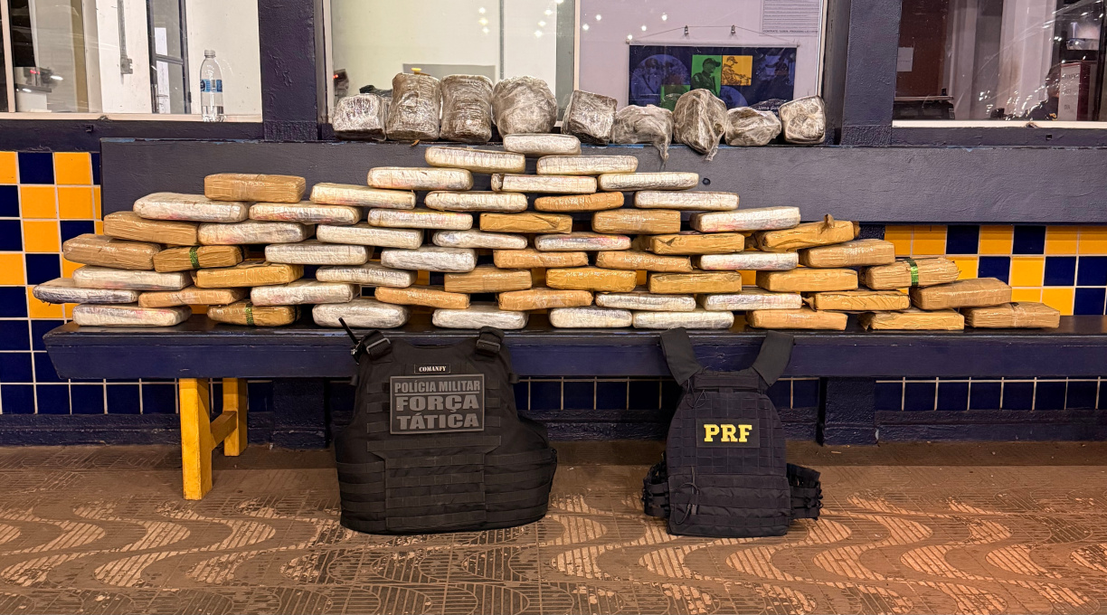 Ação conjunta entre Força Tática e PRF resulta na apreensão de mais de 70 kg de skunk "supermaconha" 1