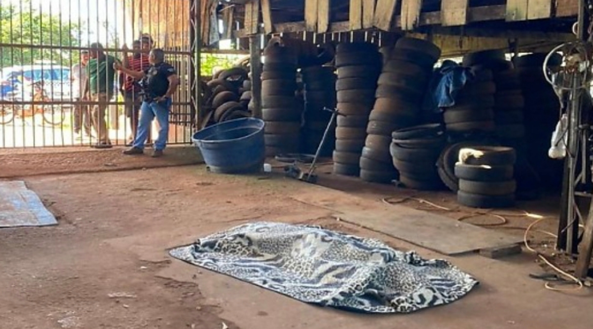 Com passagens por tráfico e estupro de vulnerável, homem é executado a tiros dentro de Borracharia em MT 1