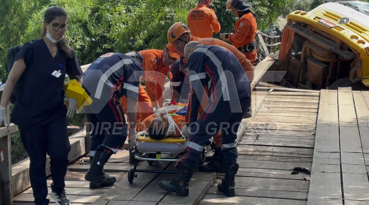 Motorista é resgatado após caminhão basculante com carga de cascalho, desabar de ponte no Jardim das Flores 1