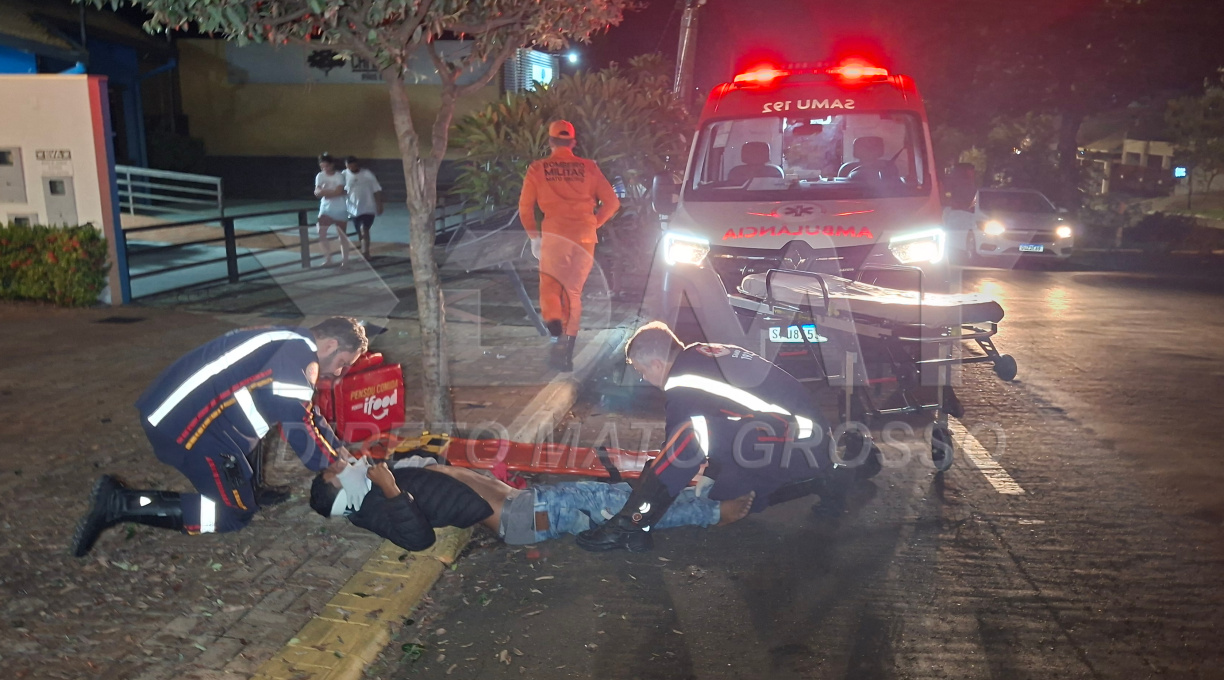 Entregador delivery sofre múltiplas fraturas após perder o controle de moto e colidir contra uma lixeira e uma árvore 1