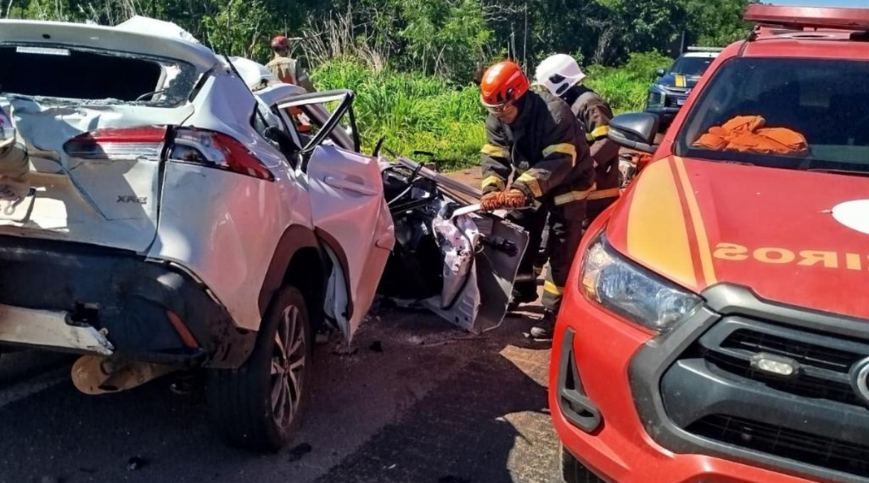 Corpo de Bombeiros realiza desencarceramento do corpo de duas vítimas que ficaram presas em ferragens após acidente na BR-070 1