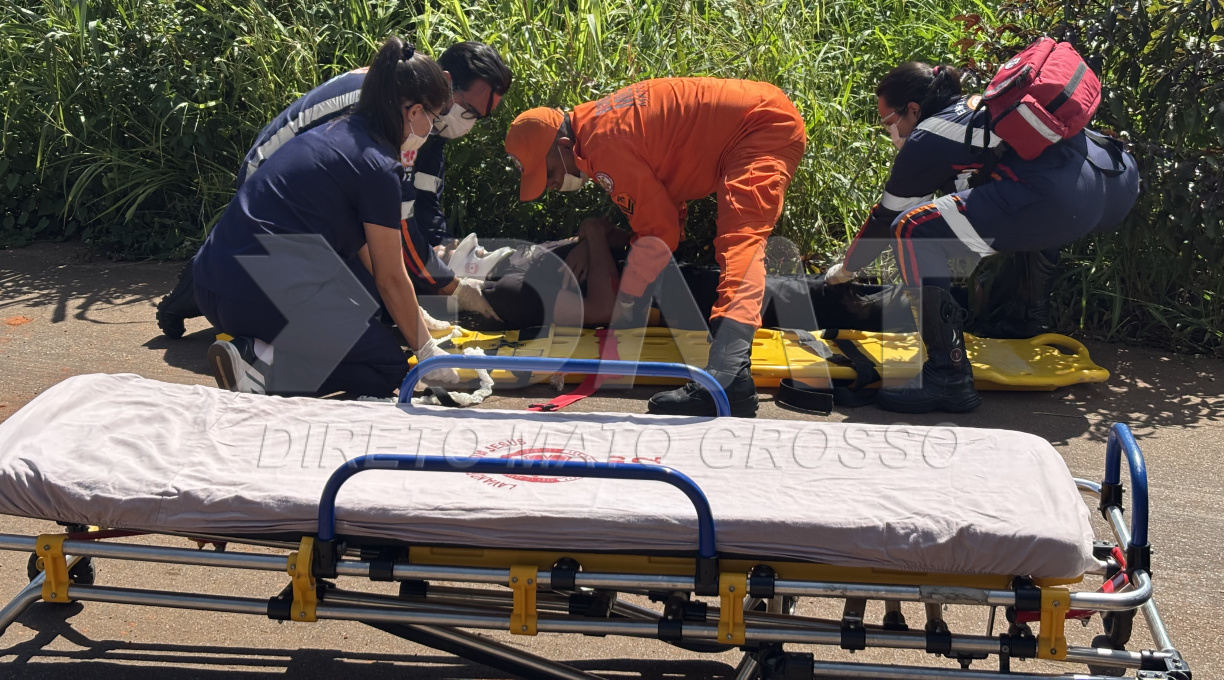 Jovem é socorrido e levado ao Hospital Regional após colisão entre moto e caminhonete no Cidade de Deus 1