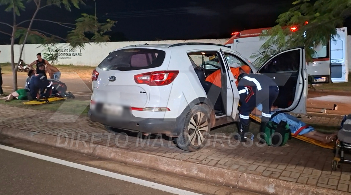 Samu socorre para o Hospital Regional, mãe e filha, vítimas de colisão de veículo contra poste em frente ao Parque de Exposições 1
