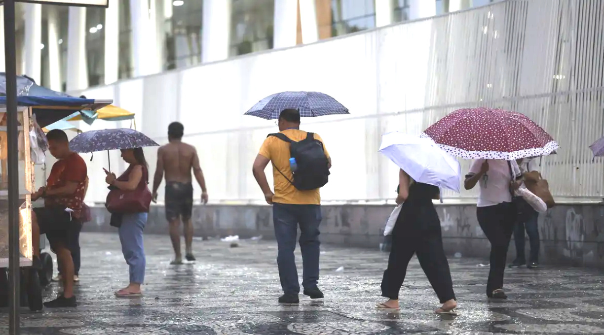 País com maioria das regiões em alerta de chuvas intensas nesta quarta 1