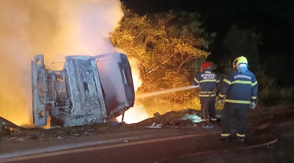 Ocupante de carreta morre carbonizado após o veículo tombar e pegar fogo na MT-130, em Poxoréu 1