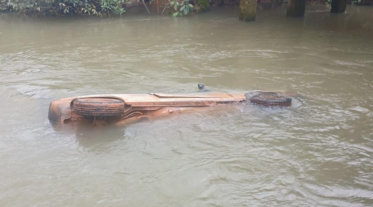 Corpo de Bombeiros localiza corpo de vítima após queda de carro em rio 1