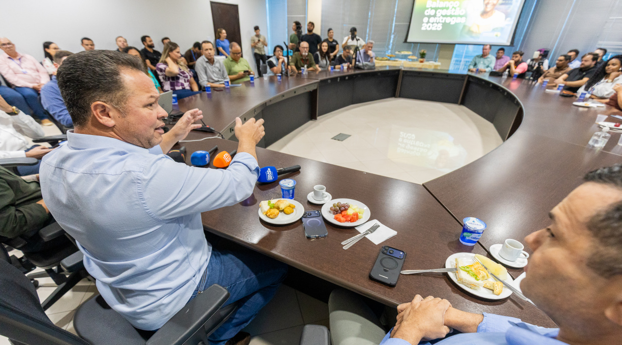 Prefeito recebe a imprensa para fazer balanço da gestão e troca de informações 1