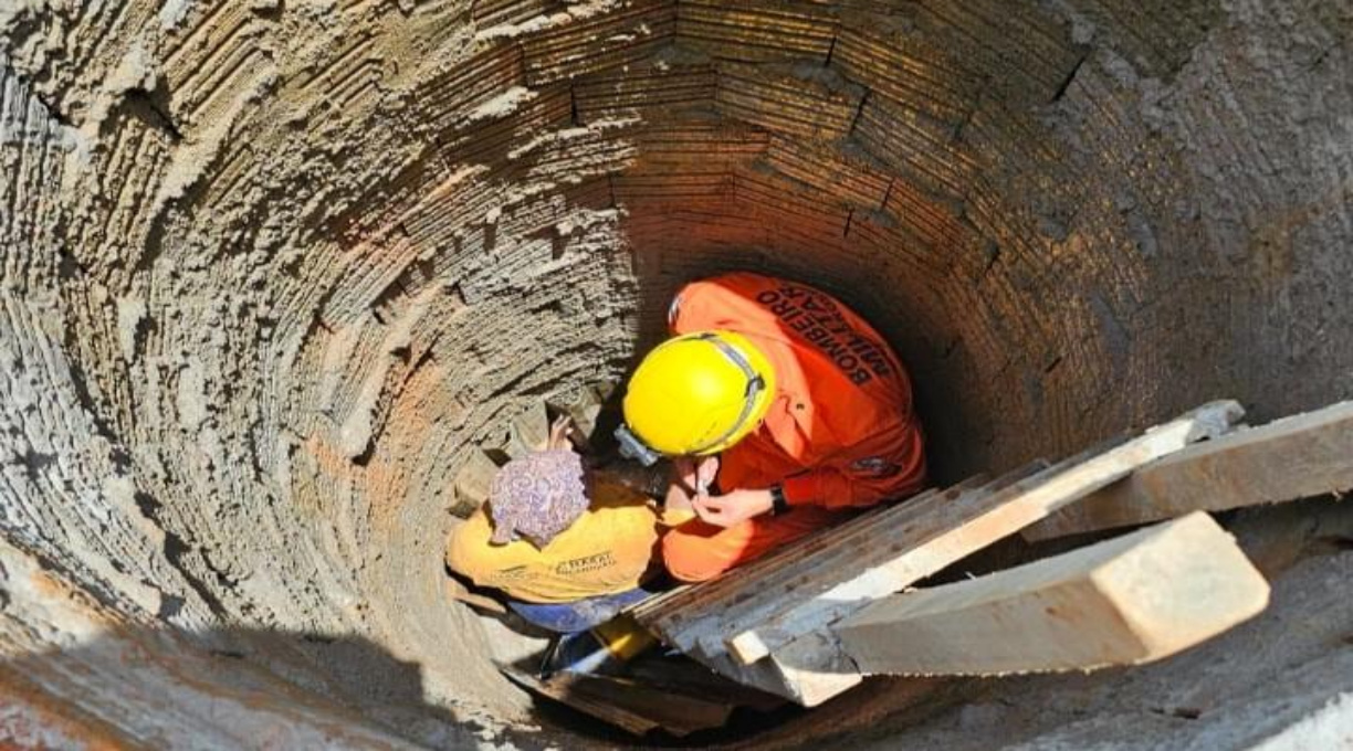 Bombeiros militares resgatam trabalhadora que caiu em poço de reservatório de dejetos de 4,5 metros 1