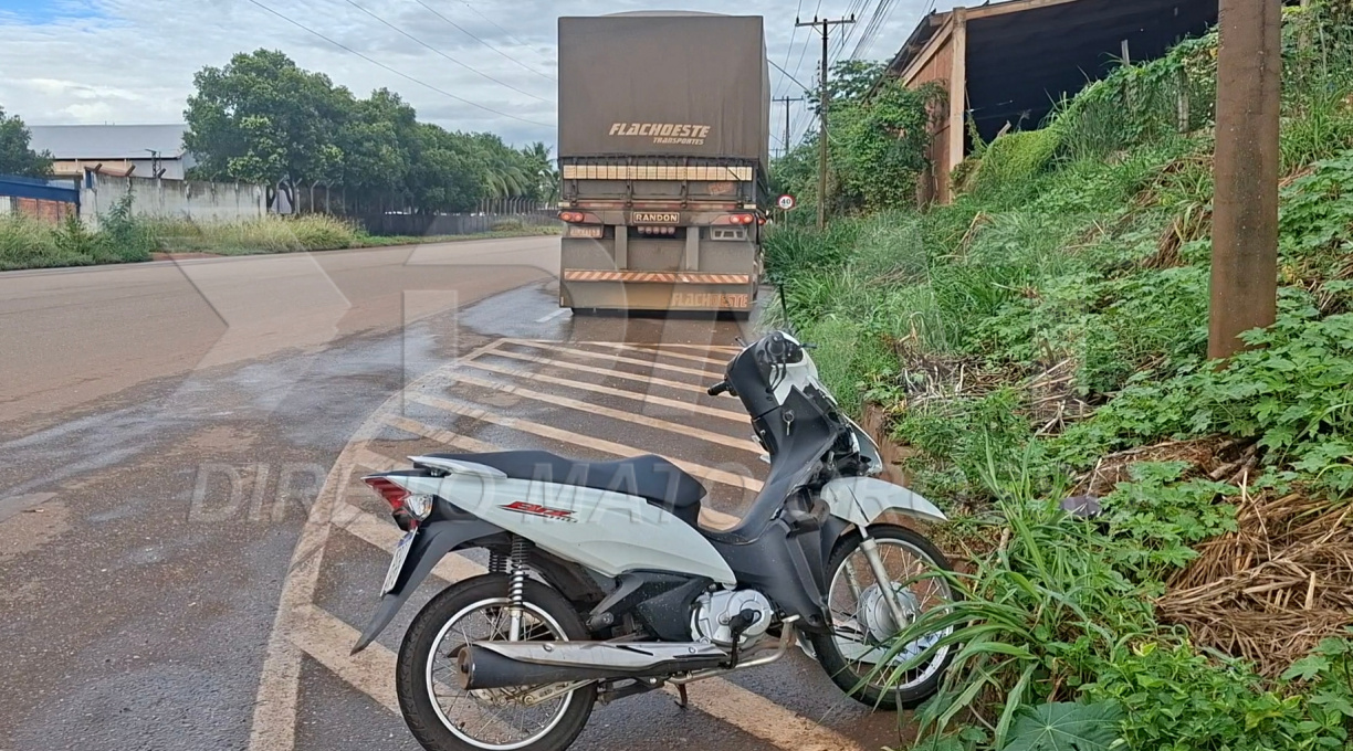 Jovem motociclista é socorrida para o Hospital Regional após colidir contra uma carreta no Distrito Industrial 1
