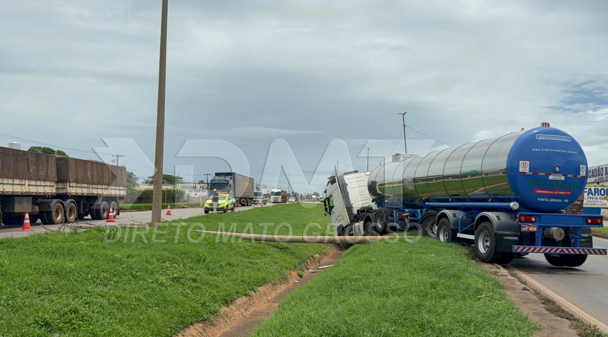 Caminhoneiro é socorrido após perder o controle da direção, colidir em um poste e quase tombar em Rondonópolis 1