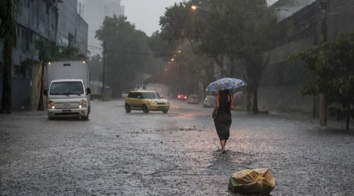 Inmet alerta para chuvas intensas em todo o Brasil, com volumes de até 100 mm nesta segunda 1