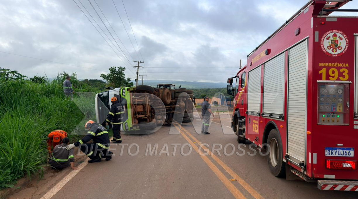 Caminhão carregado com resíduo sólido tomba na Rodovia do Peixe, e motorista é socorrida pelo Samu e pelo Corpo de Bombeiros 1