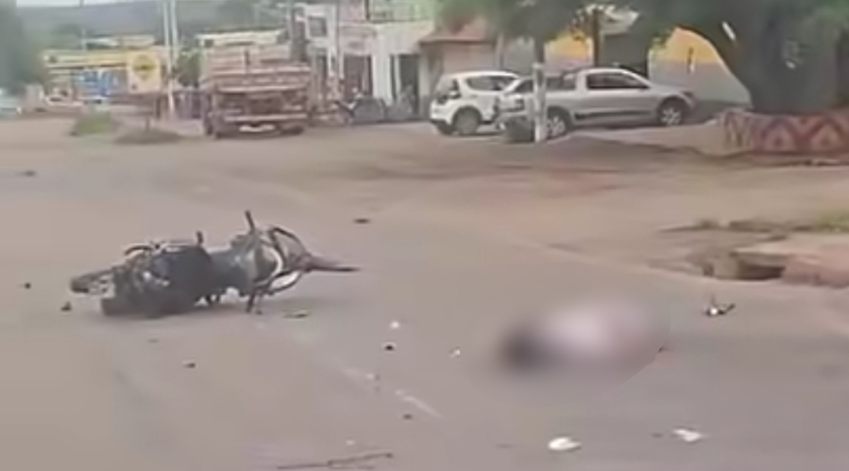 Condutor de motocicleta morre na BR-364, em Jaciara, ao ser prensado por duas carretas; veja o vídeo 1