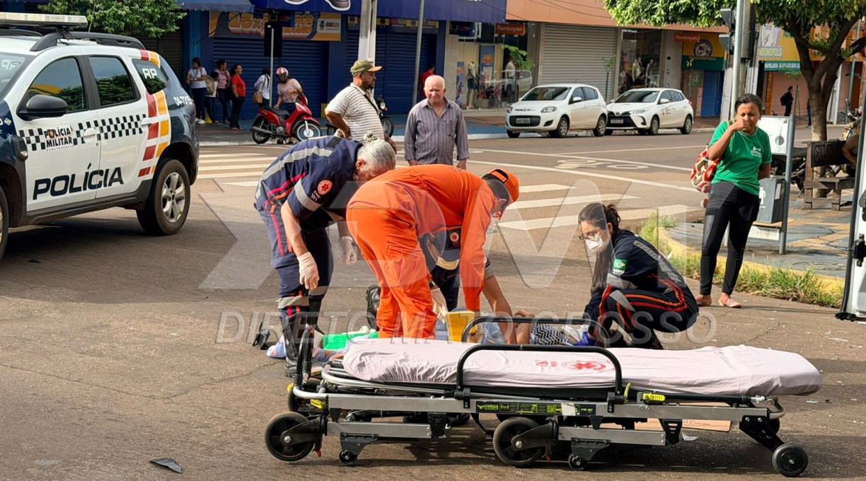 Jovem sofre fraturas durante colisão de alto impacto entre carro e moto no centro de Rondonópolis 1
