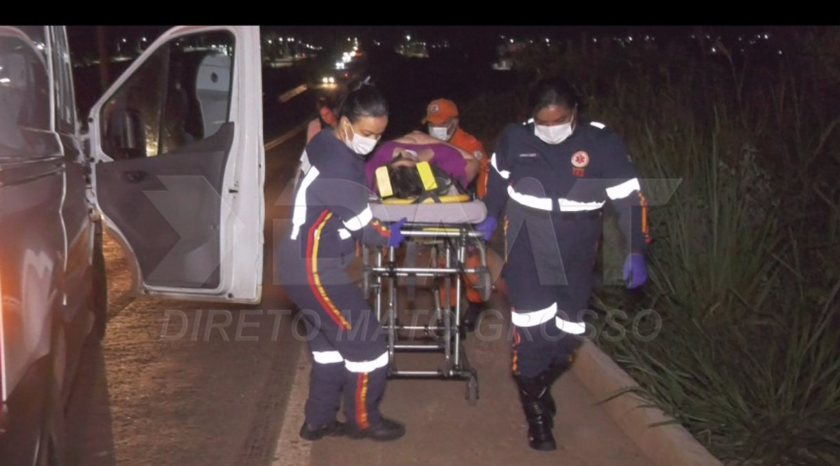 Mulher fica ferida após ter a moto atingida na traseira por motorista de Saveiro no Anel Viário 1